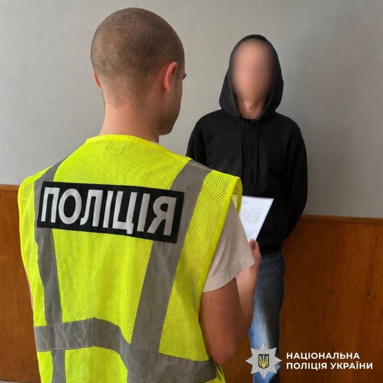 У Харкові затримали чоловіка з підробленим посвідченням — йому загрожує до п’яти років
