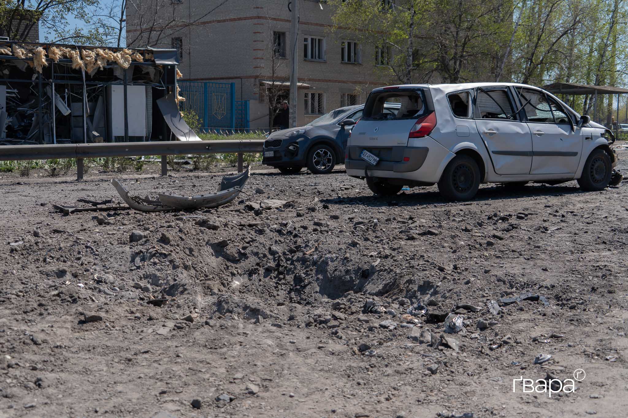 Вирва від ракетного удару у Мерефі — фото