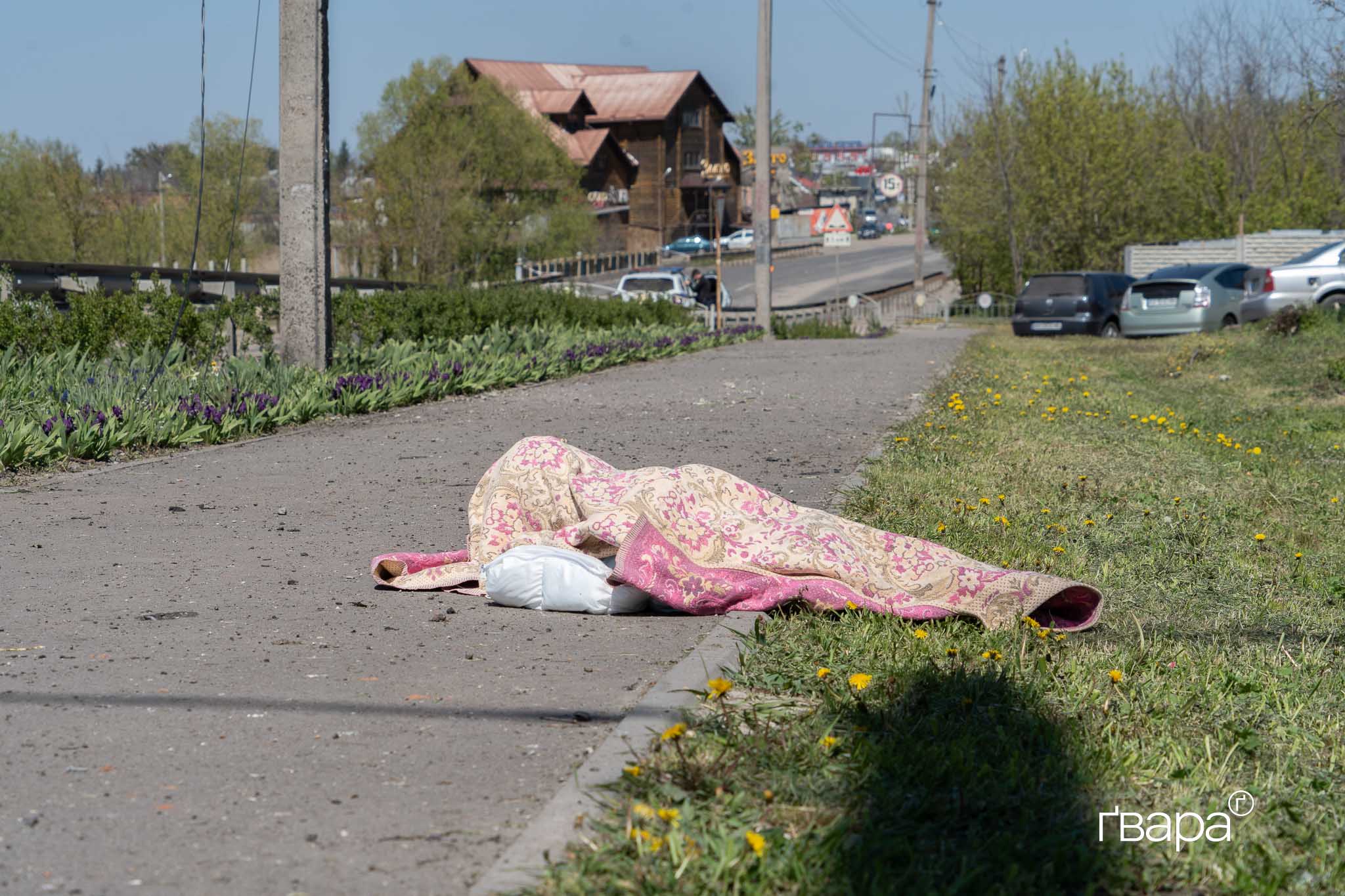 Загибла людина внаслідок ракетного удару у Мерефі — фото