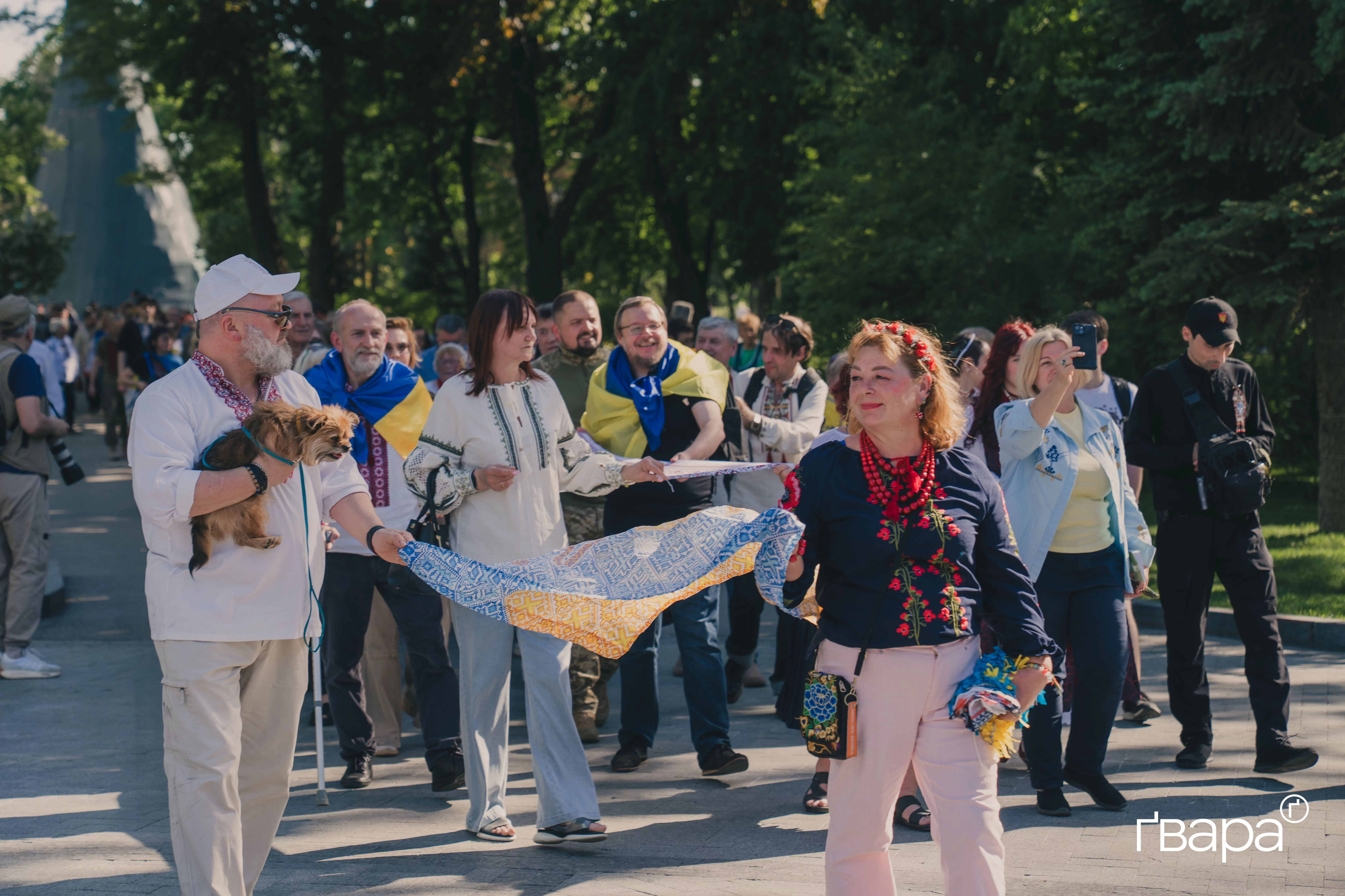 зображення до посту: «Це зв’язок з родом»: Харків’яни вийшли на ходу до Дня Вишиванки — фото