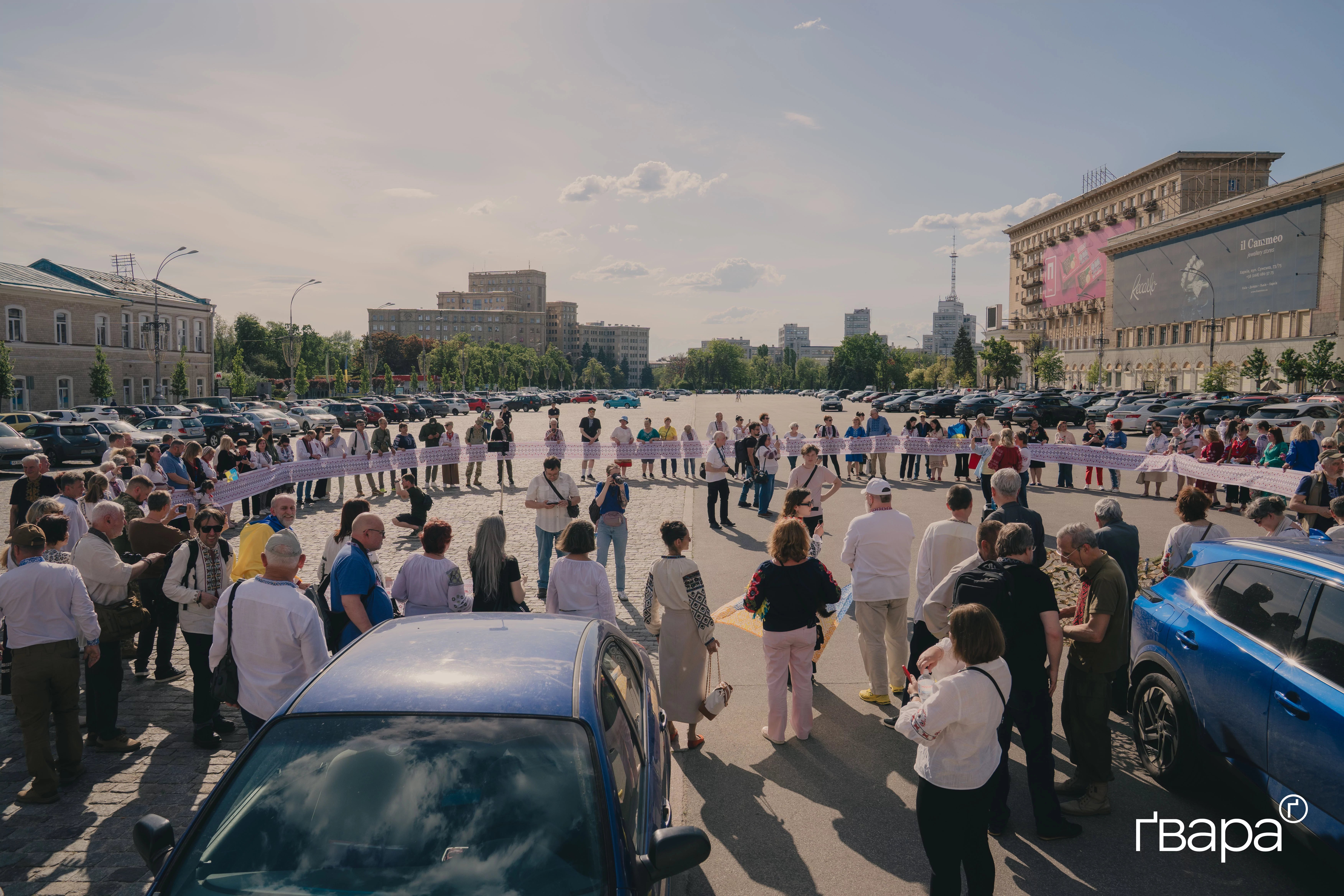 зображення до посту: «Це зв’язок з родом»: Харків’яни вийшли на ходу до Дня Вишиванки — фото
