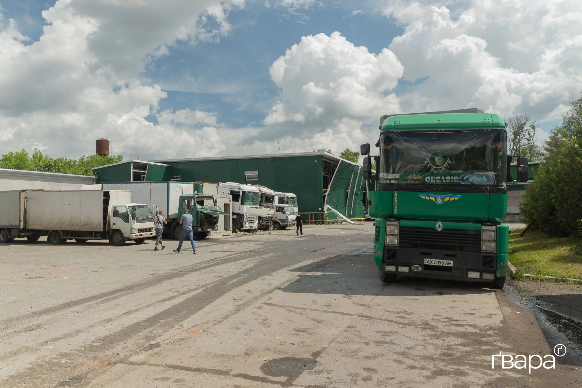 Наслідки ракетного удару по промисловій зоні у Дергачах