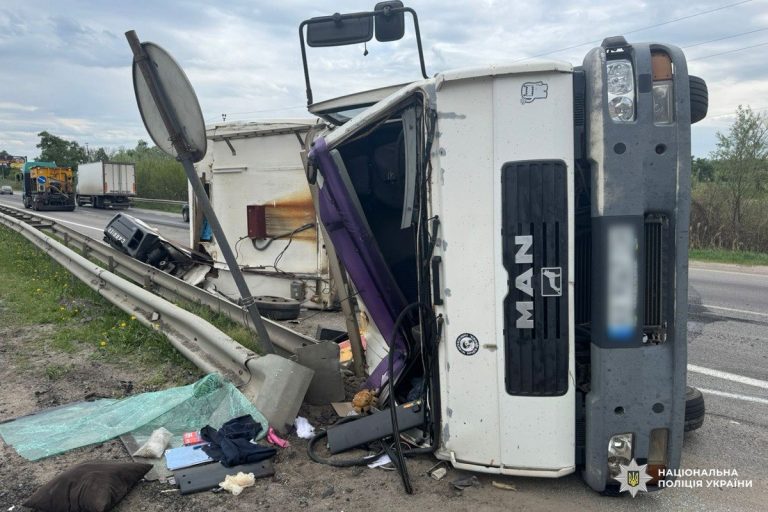 ДТП у передмісті Харкова: у селищі травмувалися двоє, серед постраждалих — дитина (фото)