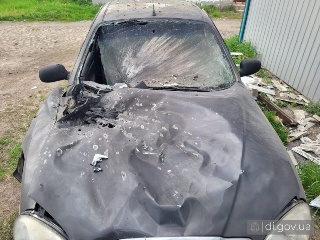 Пошкоджена автівка біля аптеки в Слатиному