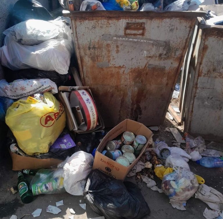 У Дергачах на сміттєзвалищі виявили викинуті пакунки гуманітарної допомоги