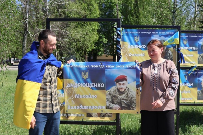 На Харківщині боєць, який повернувся з російського полону, сам зняв свій портрет з Алеї Надії