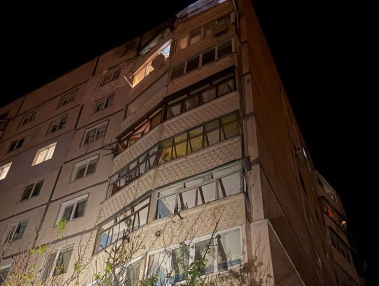 У Харкові дрон поцілив у житлову висотку, троє дітей серед постраждалих