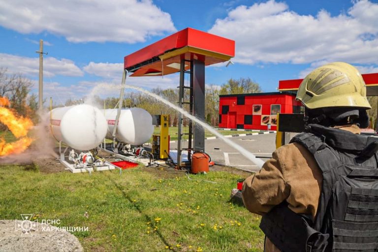 Після удару БпЛА на харківській АЗС спалахнув газовий резервуар (відео)