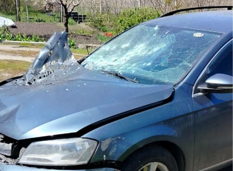Дрон армії РФ вдарив по цивільній автівці на Харківщині, зачепив оптоволоконну лінію