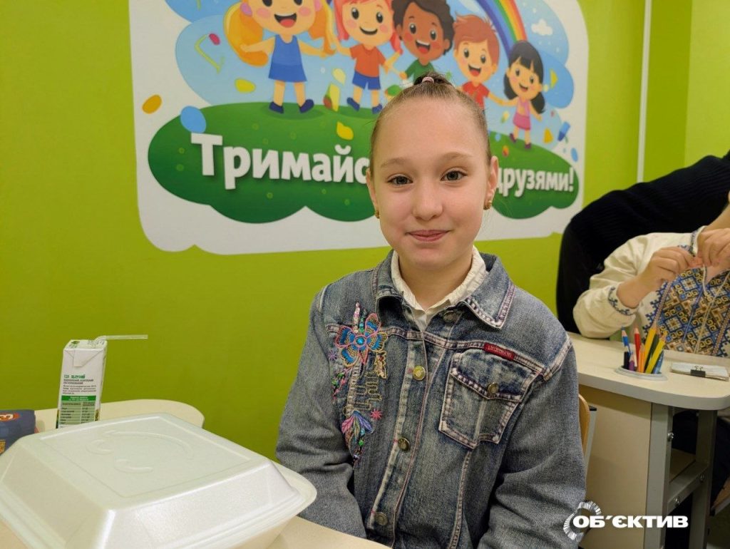 Діти в класі підземної школи