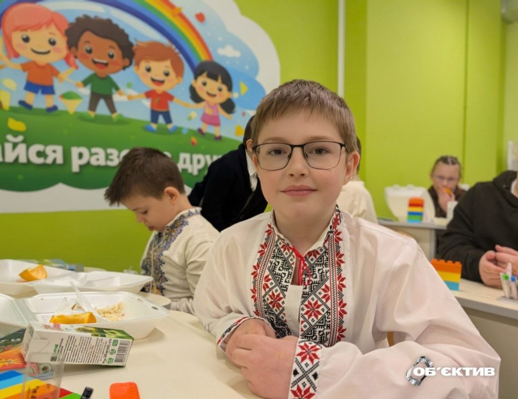 Учні під час перерви в підземній школі