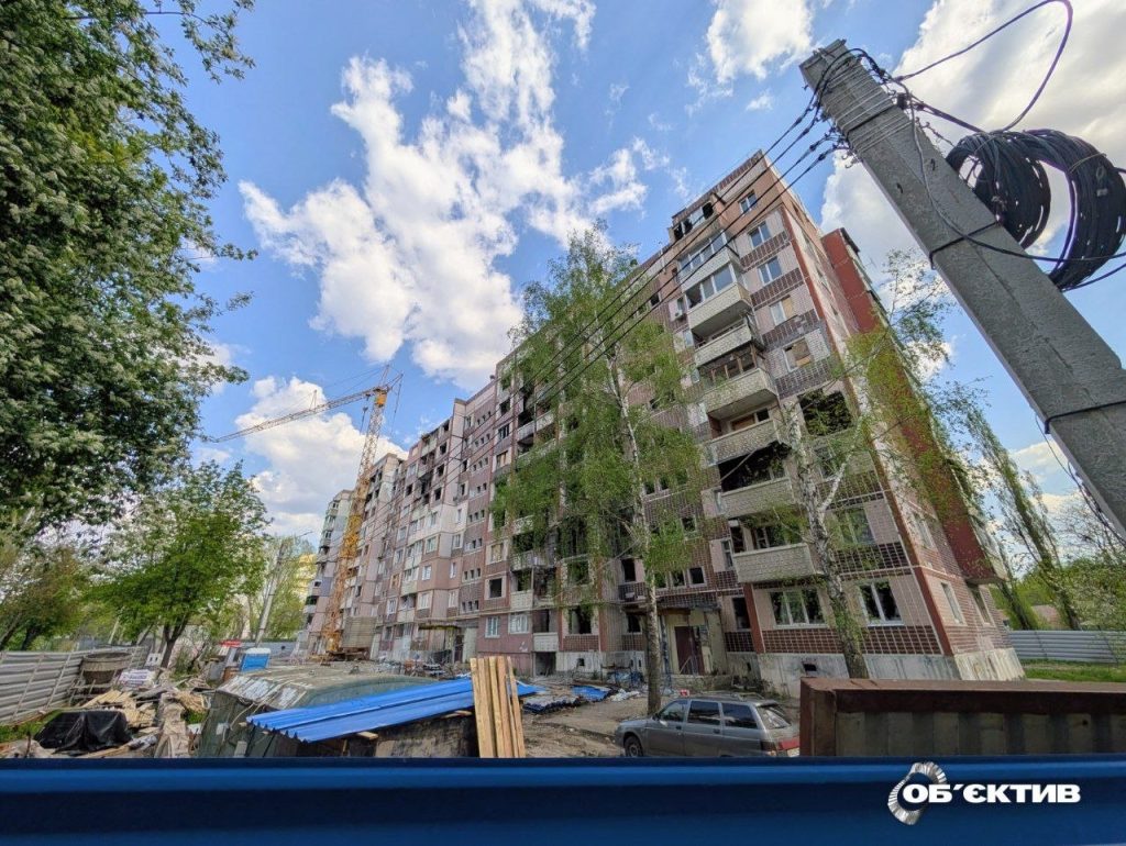 Будівельні роботи біля будинку