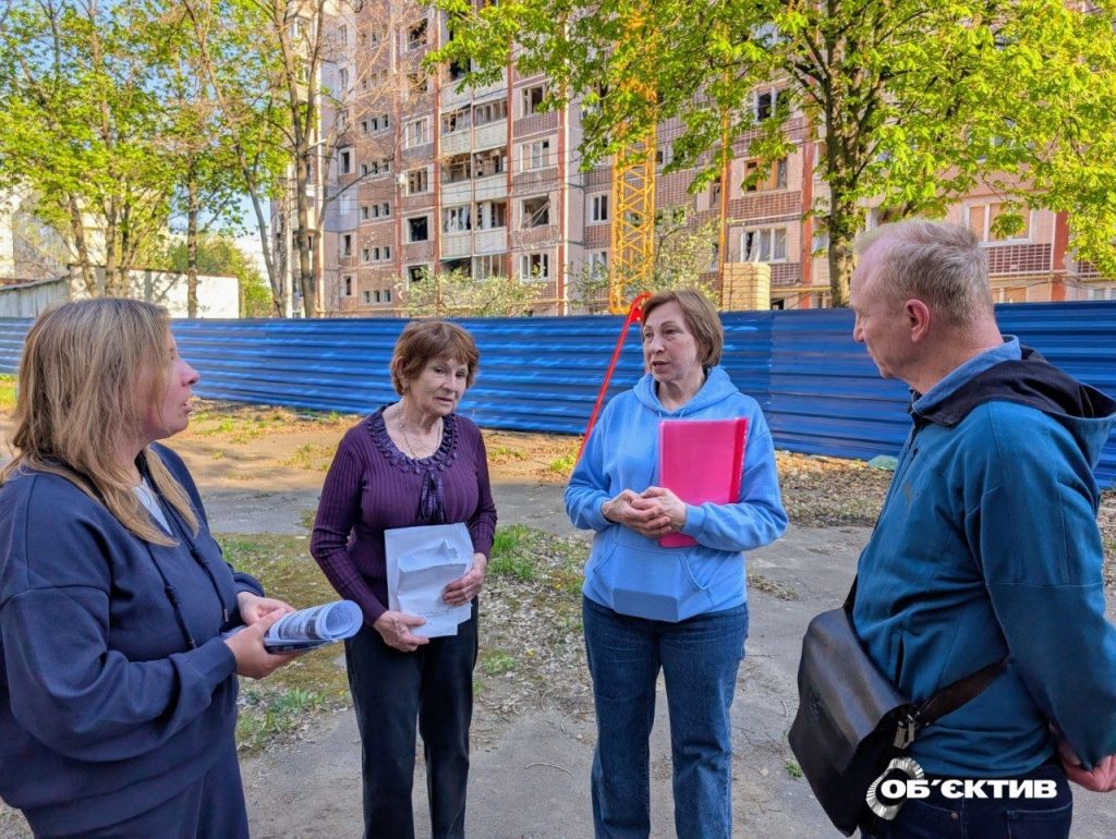 Мешканці біля будинку на Леся Сердюка, 56