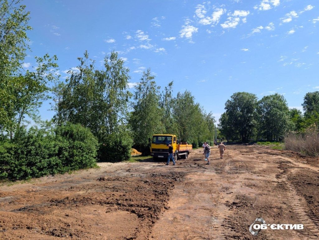 Працівники чистять берег