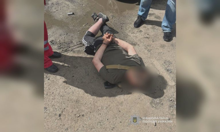 Стрілянина під час затримання в Чугуєві: поранені поліцейські — подробиці 📷