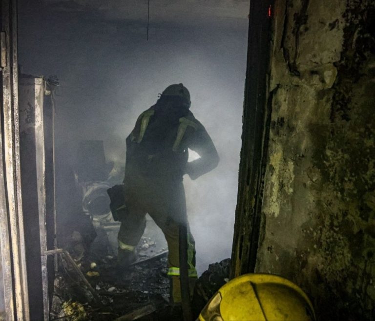 У Харкові з палаючої будівлі врятували двох осіб