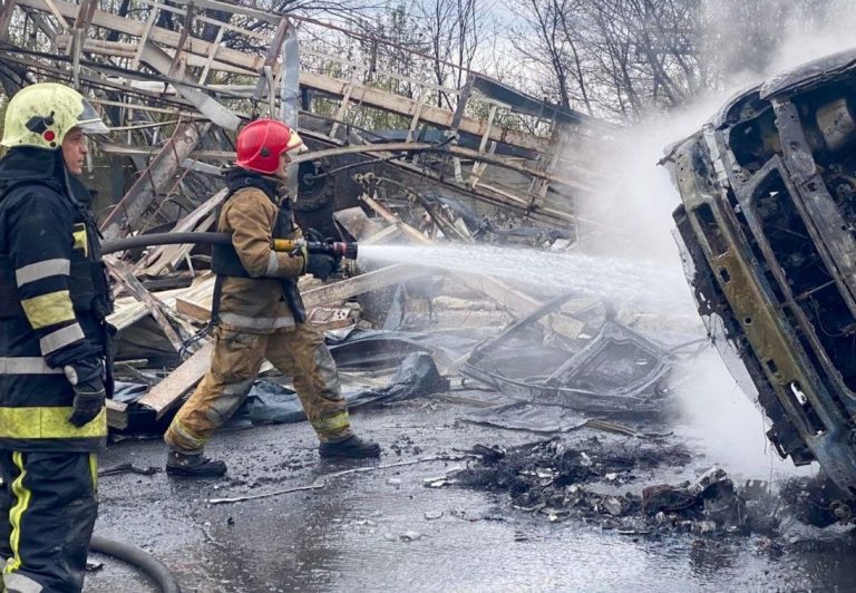 Російські війська обстріляли АЗС у Харкові та Чугуєві — двоє поранених