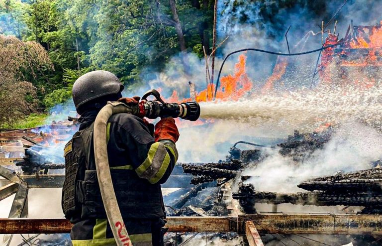 На Харківщині безпілотник спричинив пожежу на базі відпочинку