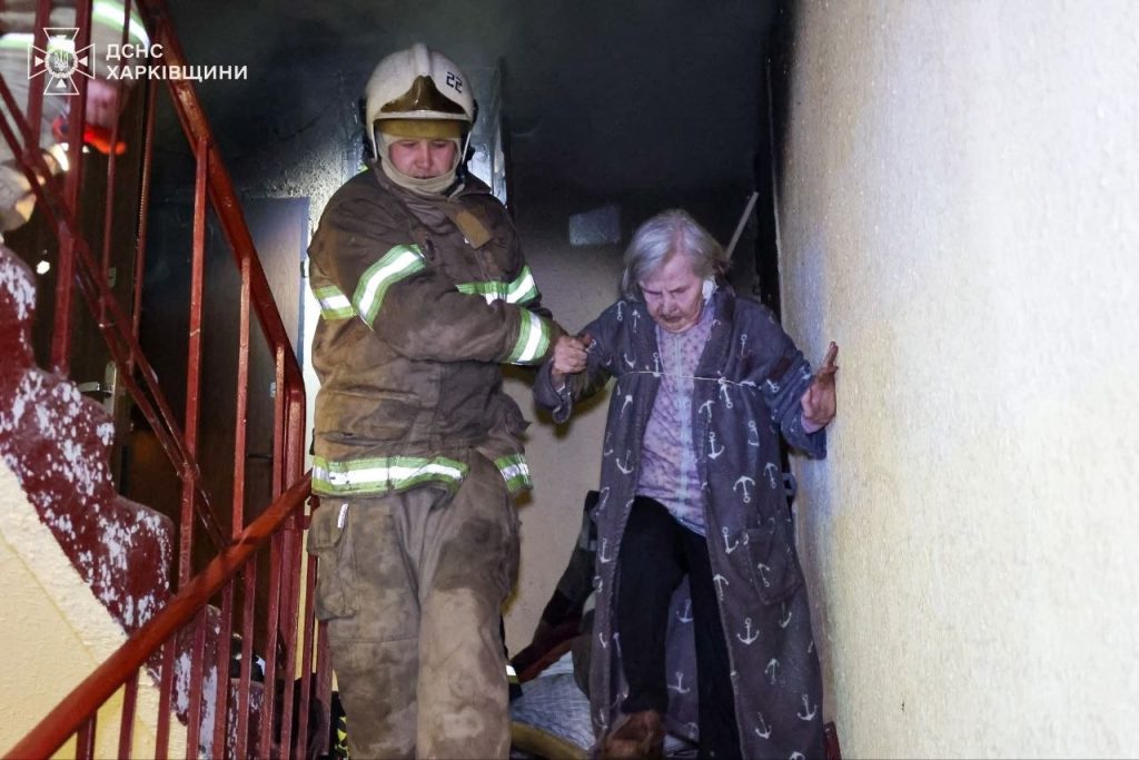 Пожежа в п’ятиповерхівці Харкова — рятувальники на місці