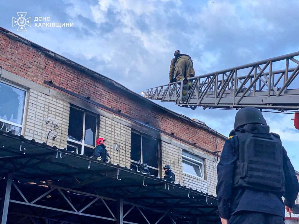 Пошкоджені будівлі після удару