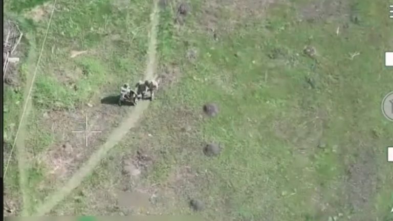 Окупант, який махав руками й пішов за дроном, здався в полон на Харківщині (відео)
