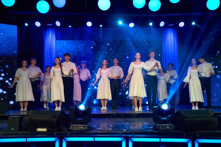 Випускні в Харкові набирають обертів: учні яких районів уже отримали атестати 📷