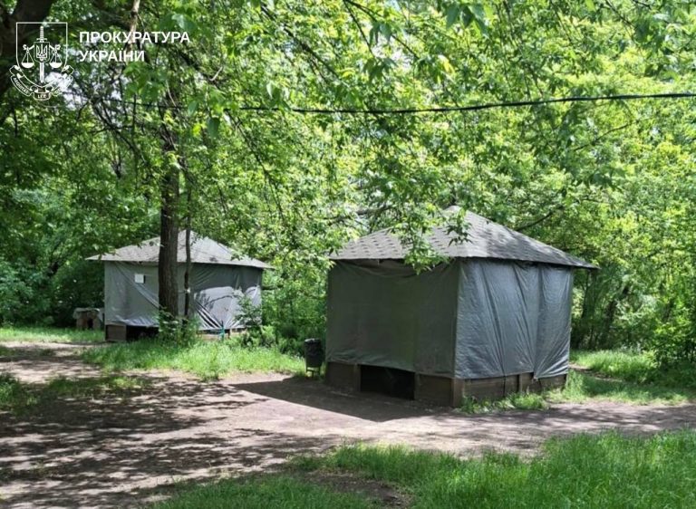 У Харкові викрили незаконну здачу в оренду альтанок на березі річки