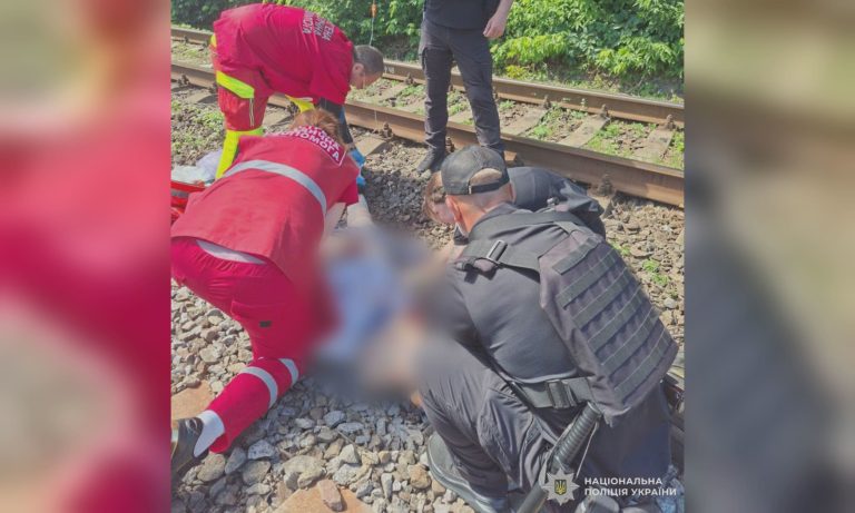 У Харкові тепловоз травмував жінку — її госпіталізовано