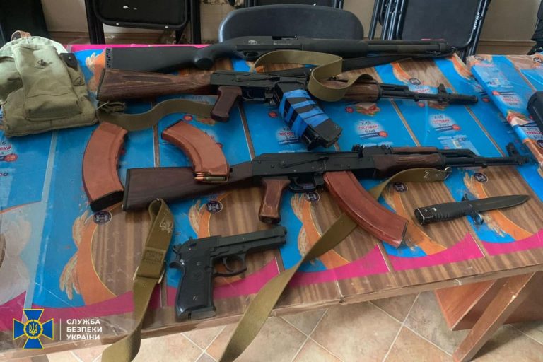 У домівках харків’ян виявили майже 3 тисячі одиниць зброї та 2,4 мільйона набоїв