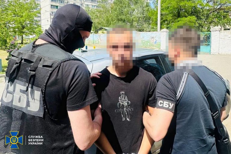 СБУ у Харкові викрила підлітка, який намагався продати трофейну зброю