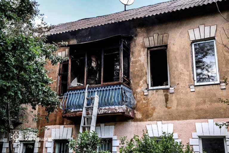 Харківські рятувальники винесли з вогню чоловіка з обмеженою мобільністю