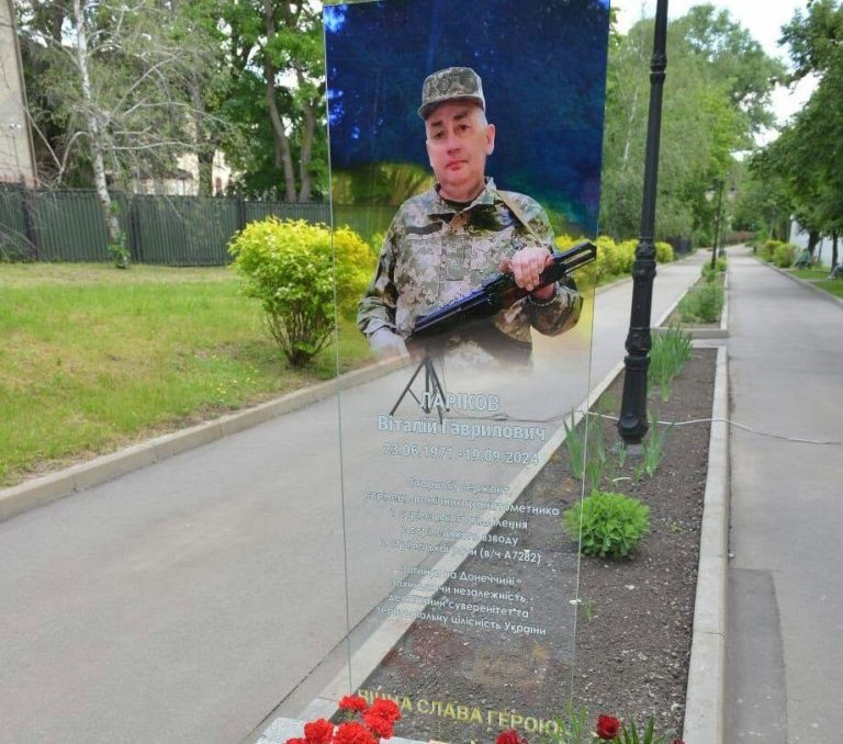 У Харкові встановили стелу на честь загиблого захисника Віталія Ларікова