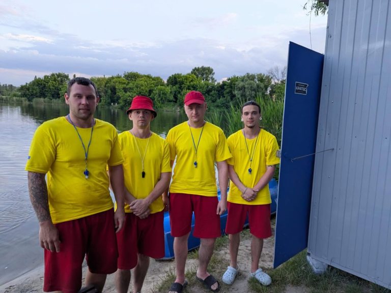 Двох дорослих і дитину витягли з водойми в Харкові