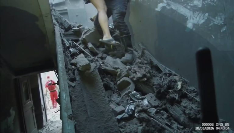 Як у перші хвилини після удару по Харкову рятували людей з-під завалів 📹