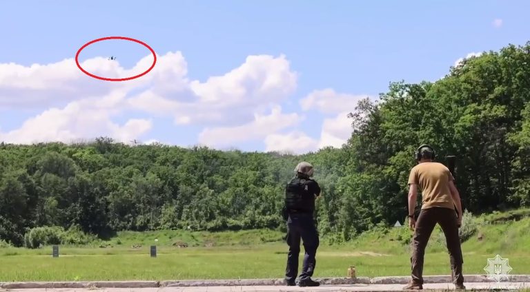 Патрульні Харкова показали, як збиватимуть FPV-дрони (відео)
