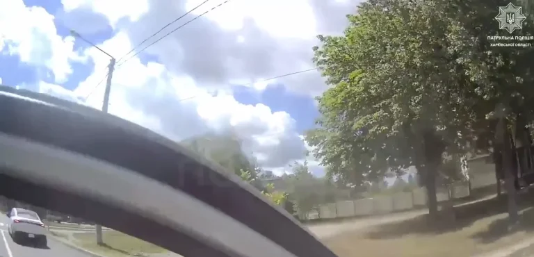 Недільний удар БпЛА по Харкову: як поліцейські рятували пораненого (відео)