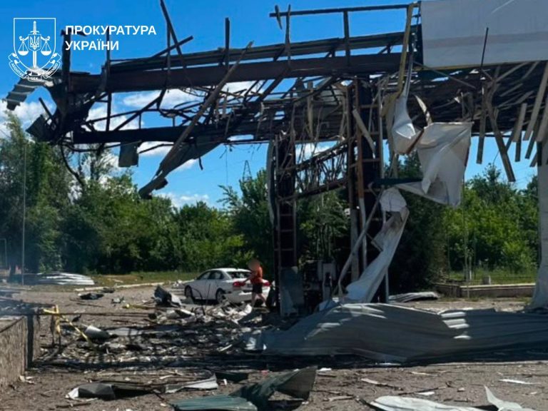 Російські війська знову обстріляли дві автозаправки в передмісті Харкова
