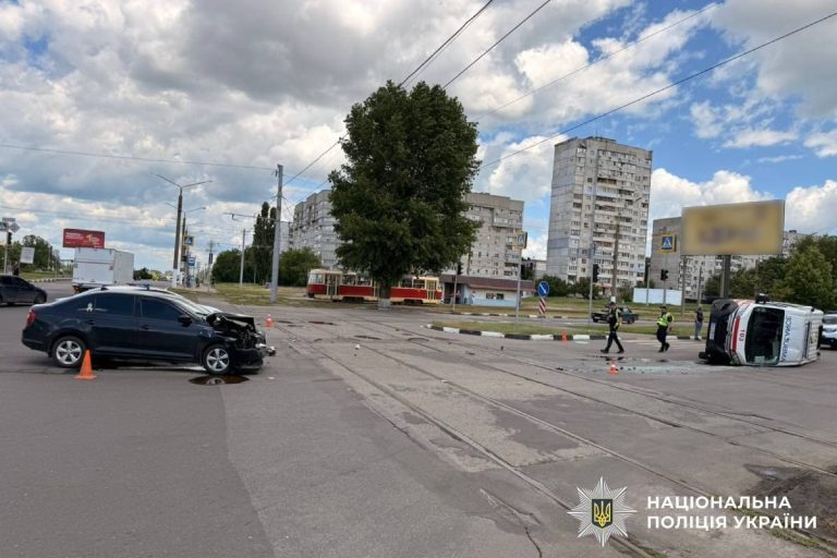 У Харкові зранку швидка потрапила в аварію: двоє постраждали (фото)
