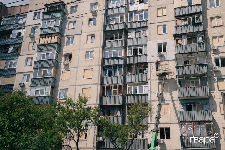 Світлини з місця влучання російського дрона в Харкові