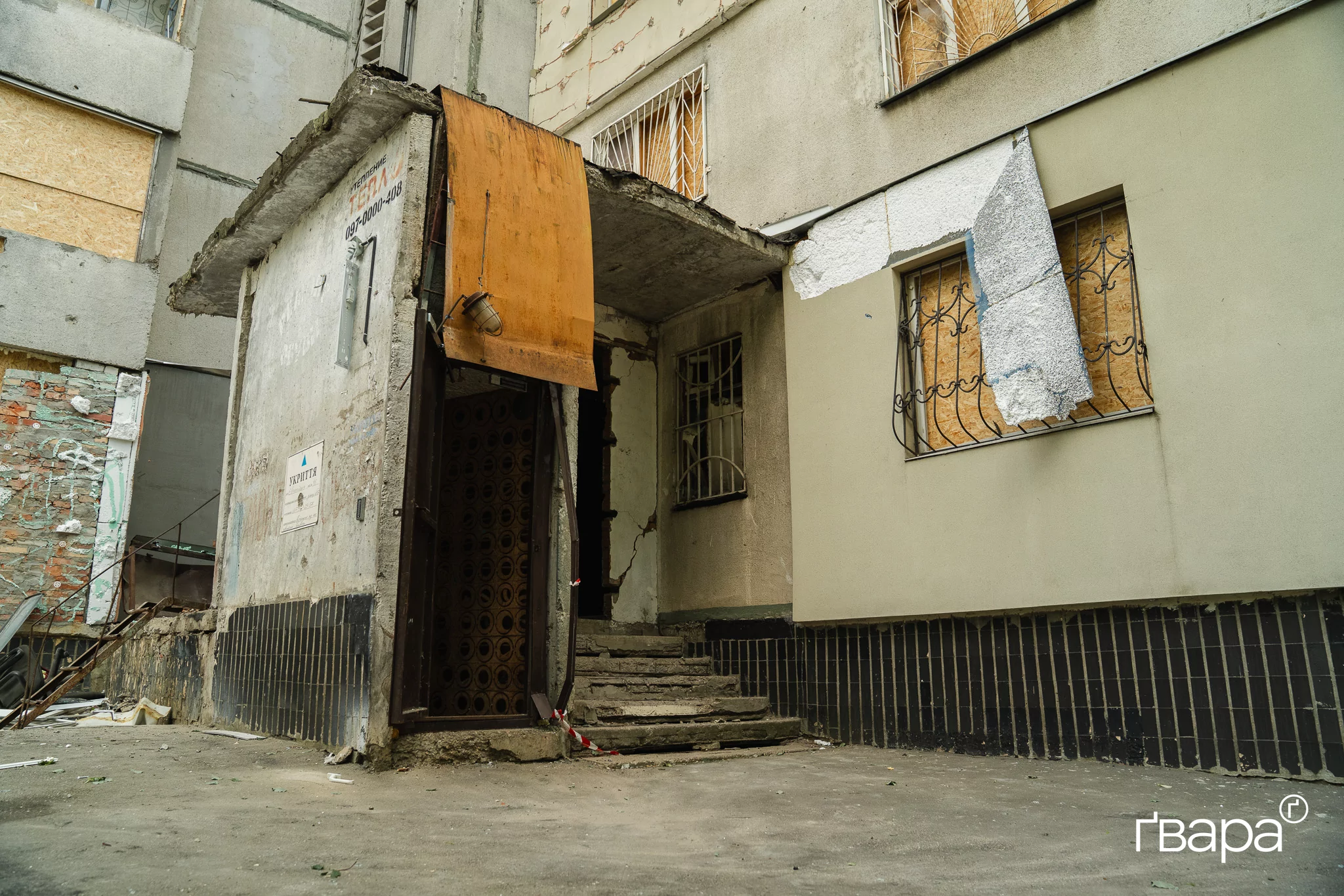 наслідки обстрілу в багатоповерхівці