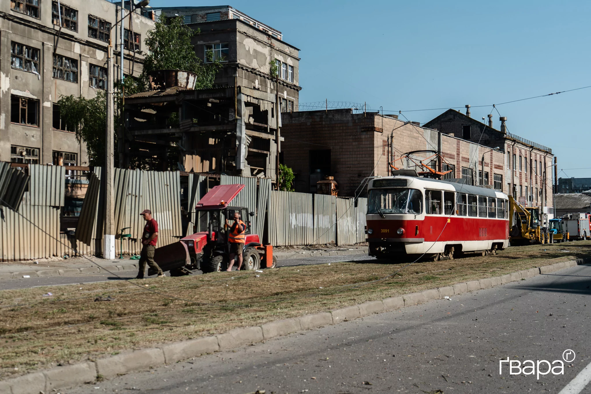 Як виглядає місце влучання російської авіабомби у Харкові — фото