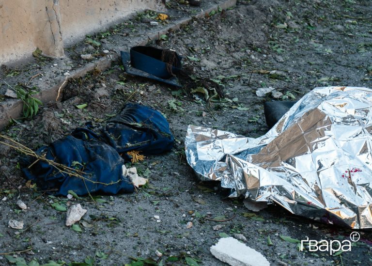 Світлини з місця влучення російської авіабомби в Харкові
