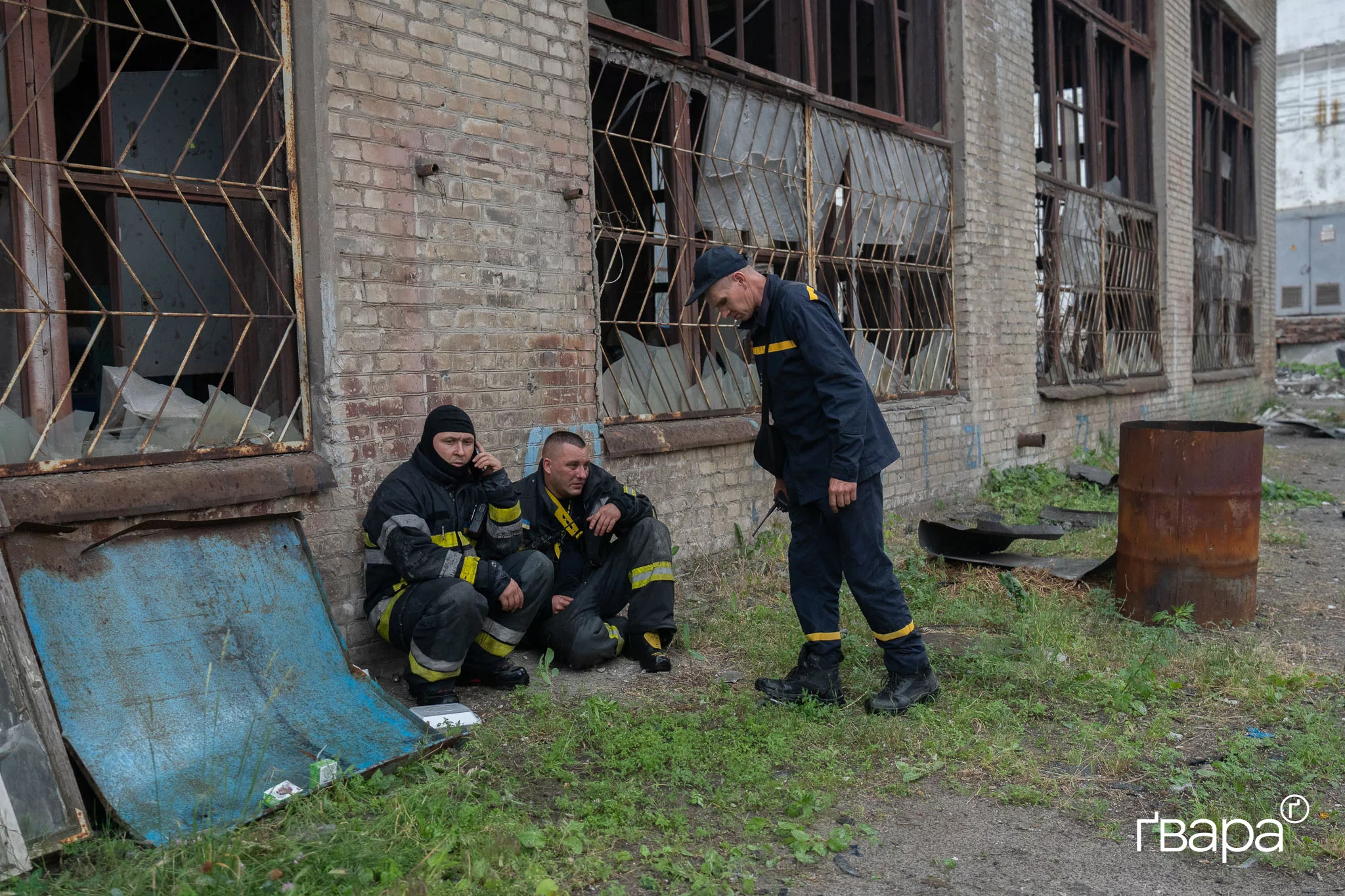 рятувальники відпочивають поблизу місця обстрілу