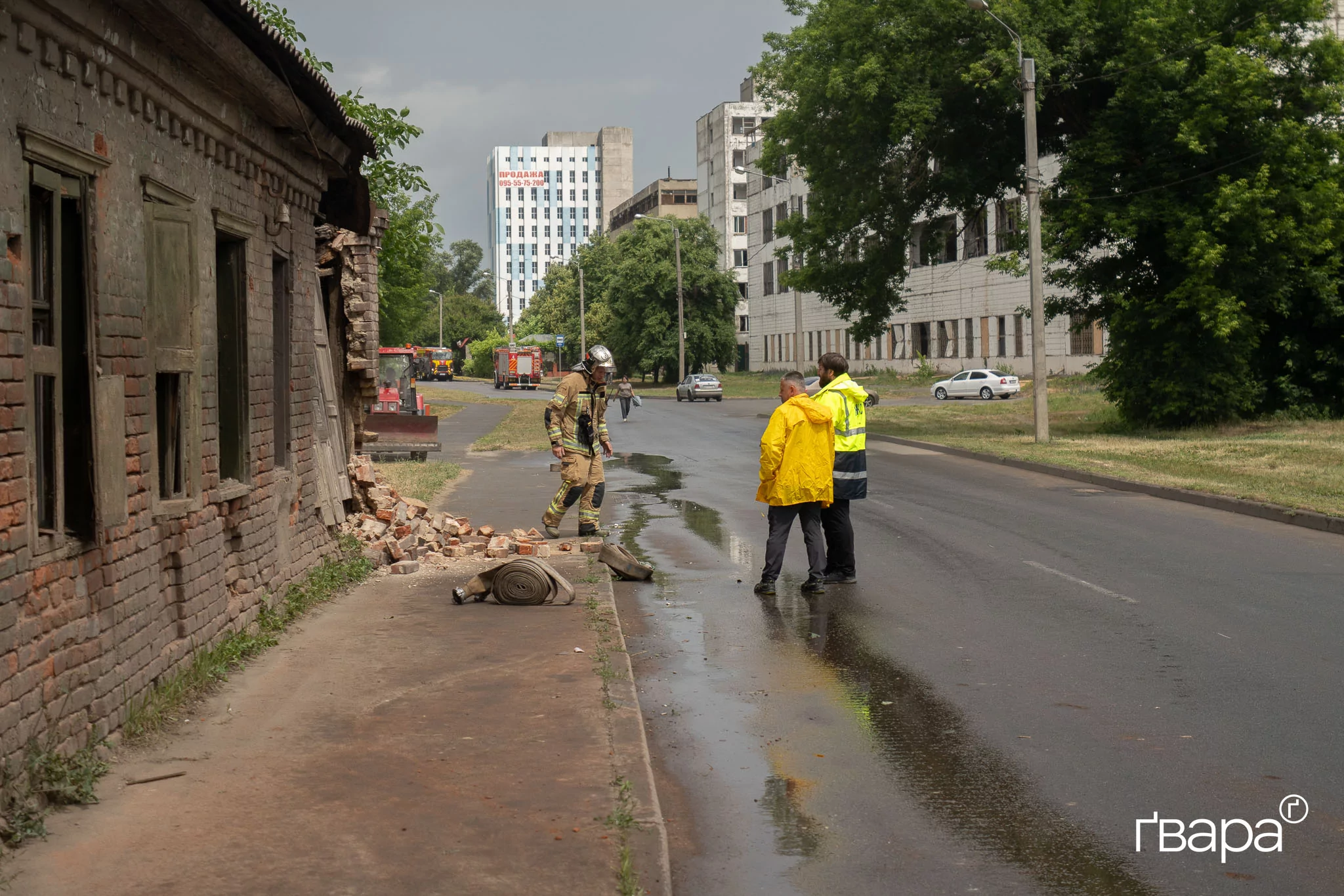 рятувальники усувають наслідки нічного обстрілу