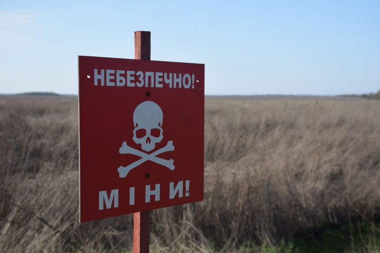 На Харківщині через міну постраждали чоловік і жінка: наслідки