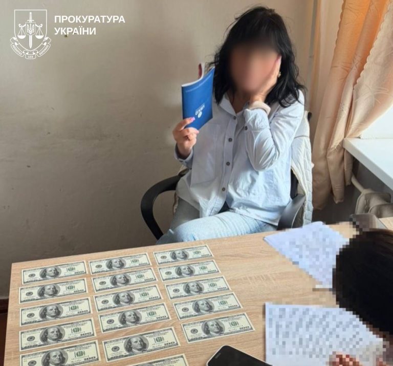 На Харківщині медсестру підозрюють у вимозі $1700 та погрозах за нібито відстрочку