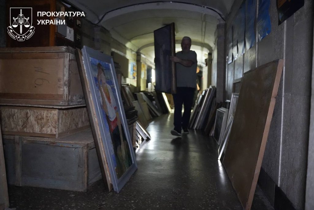 Рятувальники виносять картини з музею