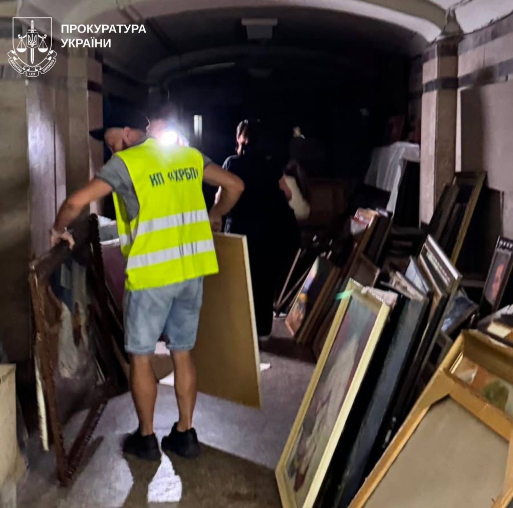 Експонати під час евакуації з приміщення музею
