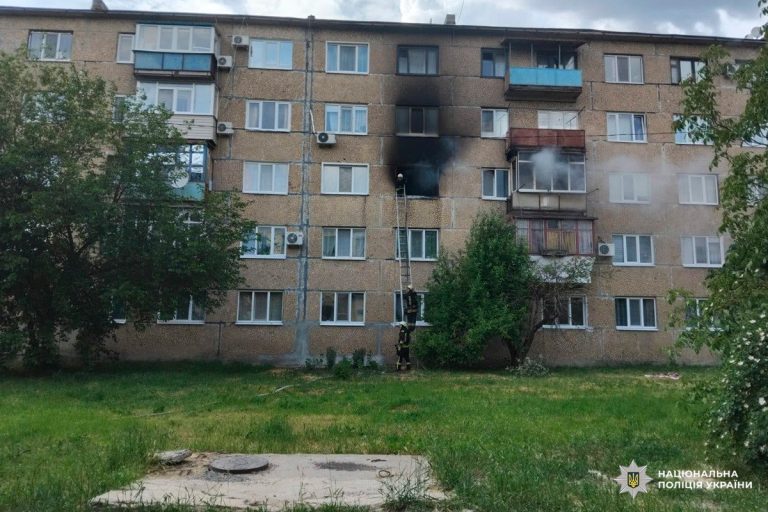 Під час пожежі на Харківщині сім’я вистрибнула з вікна — з’ясовують причину загоряння