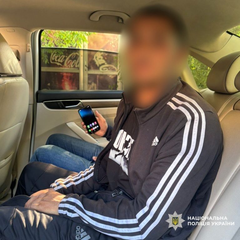 У Харкові поліція затримала грабіжника, який вирвав телефон у людини з інвалідністю
